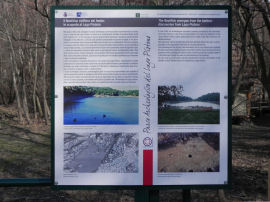 Cartello scavi archeologici al Lago Pistono nella zona delle capanne su palafitte (33558 bytes)